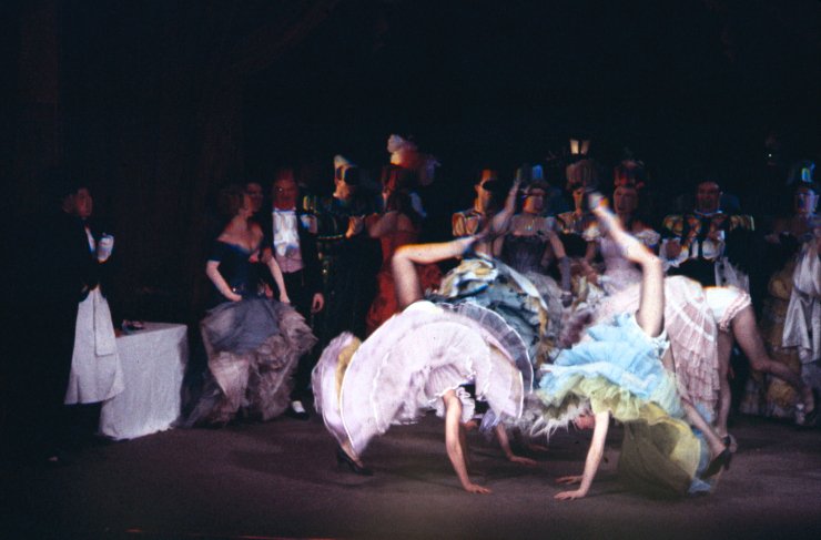 Αδημοσίευτες φωτογραφίες από το Moulin Rouge: Πώς ήταν η ζωή των κοριτσιών του διάσημου καμπαρέ στα 50's | iefimerida.gr 8