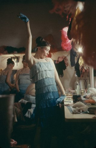 Αδημοσίευτες φωτογραφίες από το Moulin Rouge: Πώς ήταν η ζωή των κοριτσιών του διάσημου καμπαρέ στα 50's | iefimerida.gr 10