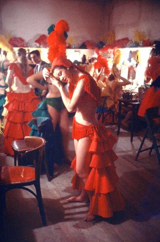 Αδημοσίευτες φωτογραφίες από το Moulin Rouge: Πώς ήταν η ζωή των κοριτσιών του διάσημου καμπαρέ στα 50's | iefimerida.gr 12