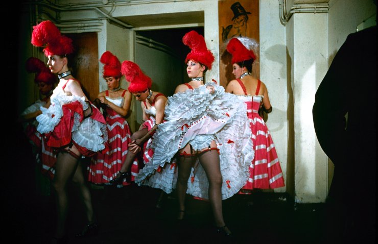 Αδημοσίευτες φωτογραφίες από το Moulin Rouge: Πώς ήταν η ζωή των κοριτσιών του διάσημου καμπαρέ στα 50's | iefimerida.gr 13