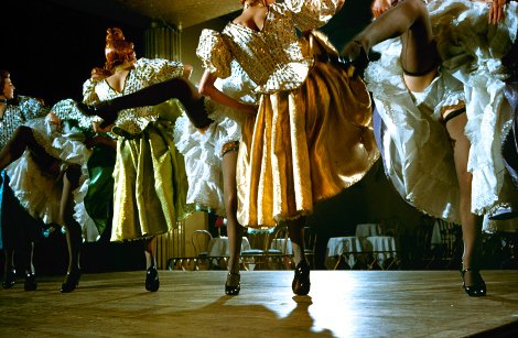 Αδημοσίευτες φωτογραφίες από το Moulin Rouge: Πώς ήταν η ζωή των κοριτσιών του διάσημου καμπαρέ στα 50's | iefimerida.gr 22