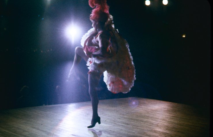 Αδημοσίευτες φωτογραφίες από το Moulin Rouge: Πώς ήταν η ζωή των κοριτσιών του διάσημου καμπαρέ στα 50's | iefimerida.gr 14