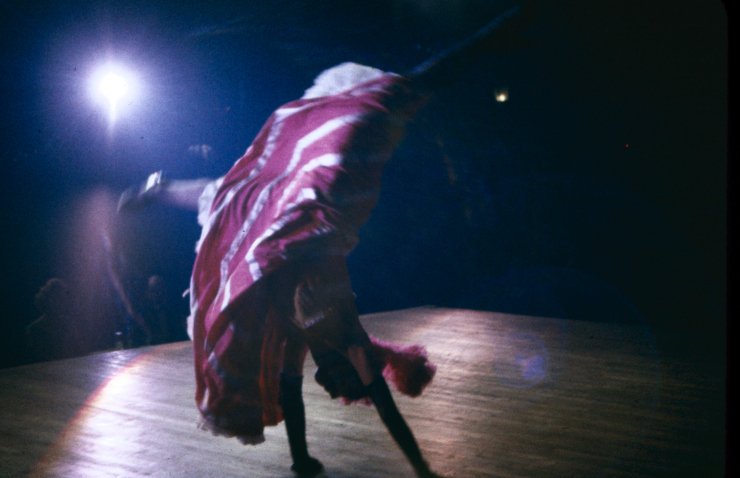 Αδημοσίευτες φωτογραφίες από το Moulin Rouge: Πώς ήταν η ζωή των κοριτσιών του διάσημου καμπαρέ στα 50's | iefimerida.gr 16