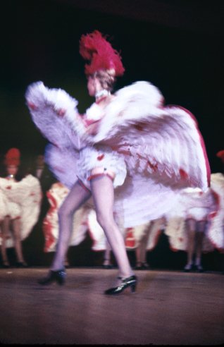 Αδημοσίευτες φωτογραφίες από το Moulin Rouge: Πώς ήταν η ζωή των κοριτσιών του διάσημου καμπαρέ στα 50's | iefimerida.gr 17