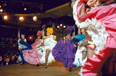 Αδημοσίευτες φωτογραφίες από το Moulin Rouge: Πώς ήταν η ζωή των κοριτσιών του διάσημου καμπαρέ στα 50's | iefimerida.gr 19