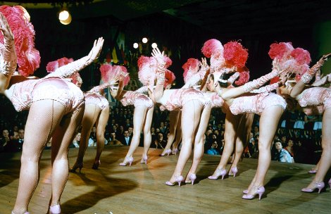 Αδημοσίευτες φωτογραφίες από το Moulin Rouge: Πώς ήταν η ζωή των κοριτσιών του διάσημου καμπαρέ στα 50's | iefimerida.gr 24