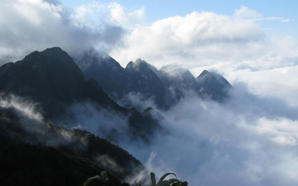 Ελληνική ορειβατική ομάδα στην κορυφή του ψηλότερου βουνού της Ινδοκίνας [εικόνες] | iefimerida.gr 1