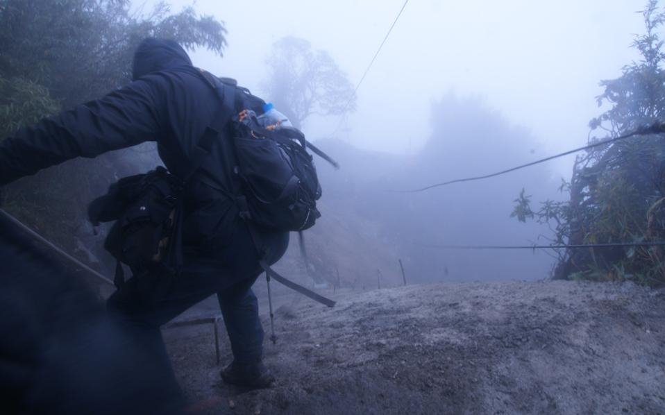Ελληνική ορειβατική ομάδα στην κορυφή του ψηλότερου βουνού της Ινδοκίνας [εικόνες] | iefimerida.gr 3
