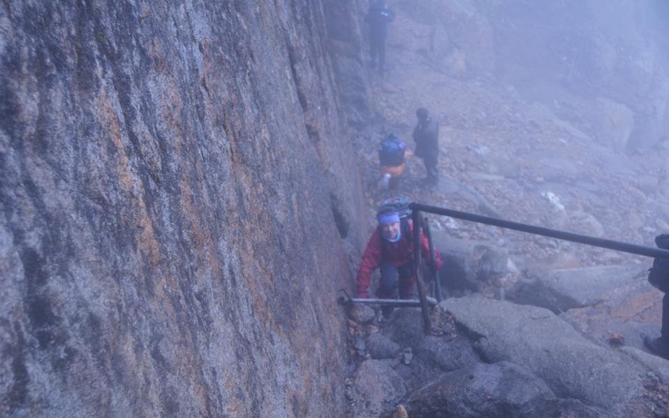 Ελληνική ορειβατική ομάδα στην κορυφή του ψηλότερου βουνού της Ινδοκίνας [εικόνες] | iefimerida.gr 4