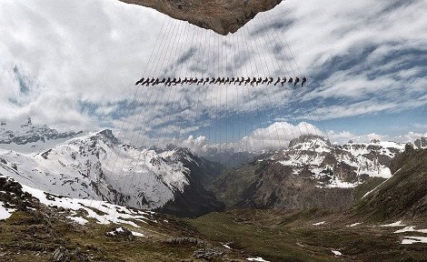 Στο βωμό του τέλειου κλικ -Ορειβάτες σκαρφαλώνουν στις Αλπεις για μία επική φωτογράφιση [βίντεο] | iefimerida.gr 10