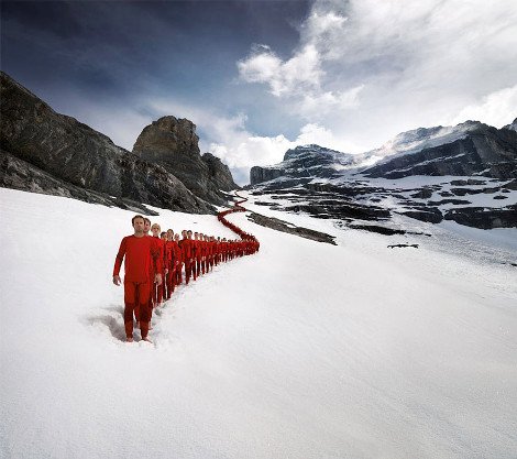 Στο βωμό του τέλειου κλικ -Ορειβάτες σκαρφαλώνουν στις Αλπεις για μία επική φωτογράφιση [βίντεο] | iefimerida.gr 1