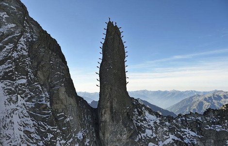 Στο βωμό του τέλειου κλικ -Ορειβάτες σκαρφαλώνουν στις Αλπεις για μία επική φωτογράφιση [βίντεο] | iefimerida.gr 4