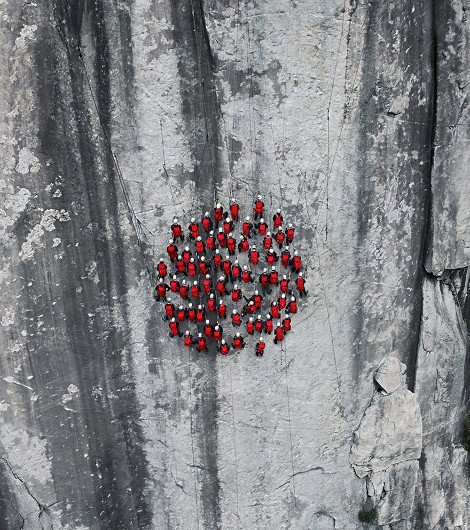 Στο βωμό του τέλειου κλικ -Ορειβάτες σκαρφαλώνουν στις Αλπεις για μία επική φωτογράφιση [βίντεο] | iefimerida.gr 5