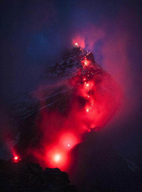 Στο βωμό του τέλειου κλικ -Ορειβάτες σκαρφαλώνουν στις Αλπεις για μία επική φωτογράφιση [βίντεο] | iefimerida.gr 7