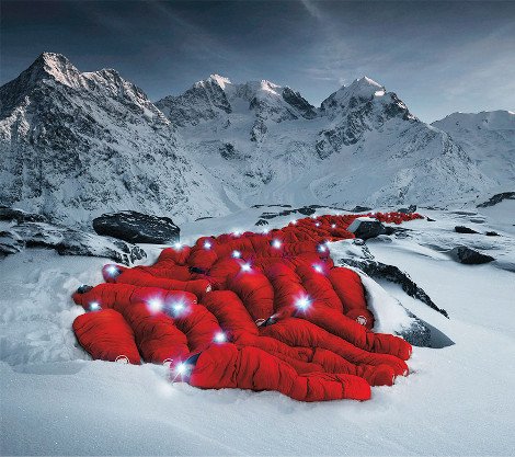 Στο βωμό του τέλειου κλικ -Ορειβάτες σκαρφαλώνουν στις Αλπεις για μία επική φωτογράφιση [βίντεο] | iefimerida.gr 8