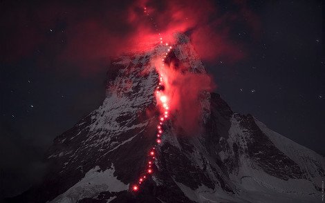 Στο βωμό του τέλειου κλικ -Ορειβάτες σκαρφαλώνουν στις Αλπεις για μία επική φωτογράφιση [βίντεο] | iefimerida.gr 0