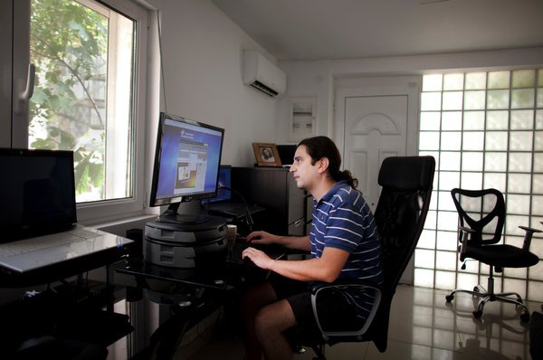 NYT: Οι Ελληνες επιβιώνουν με ανταλλαγές -Δίνουν κρέας για ελαστικά, γραφίστες πληρώνονται σε λάδι | iefimerida.gr 2