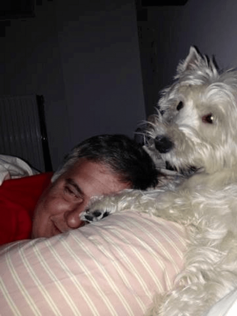 Ο Μουρούτης αγκαλιά με το σκύλο του στο κρεββάτι [εικόνες] | iefimerida.gr 1
