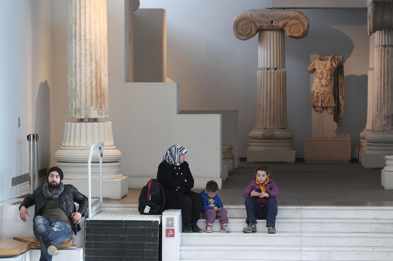 Πρόσφυγες στο Αρχαιολογικό Μουσείο -Απομακρύνθηκαν από τον καταυλισμό λόγω της βόμβας στο Κορδελιό [εικόνες] | iefimerida.gr 1