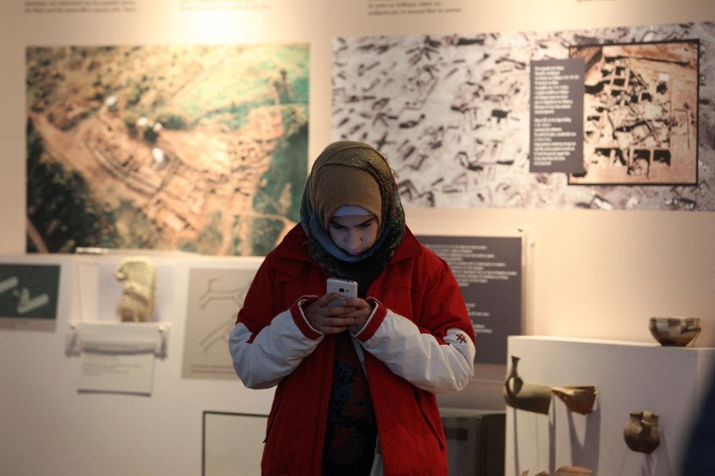 Πρόσφυγες στο Αρχαιολογικό Μουσείο -Απομακρύνθηκαν από τον καταυλισμό λόγω της βόμβας στο Κορδελιό [εικόνες] | iefimerida.gr 2