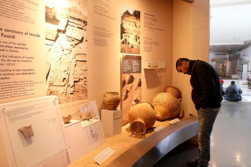 Πρόσφυγες στο Αρχαιολογικό Μουσείο -Απομακρύνθηκαν από τον καταυλισμό λόγω της βόμβας στο Κορδελιό [εικόνες] | iefimerida.gr 3