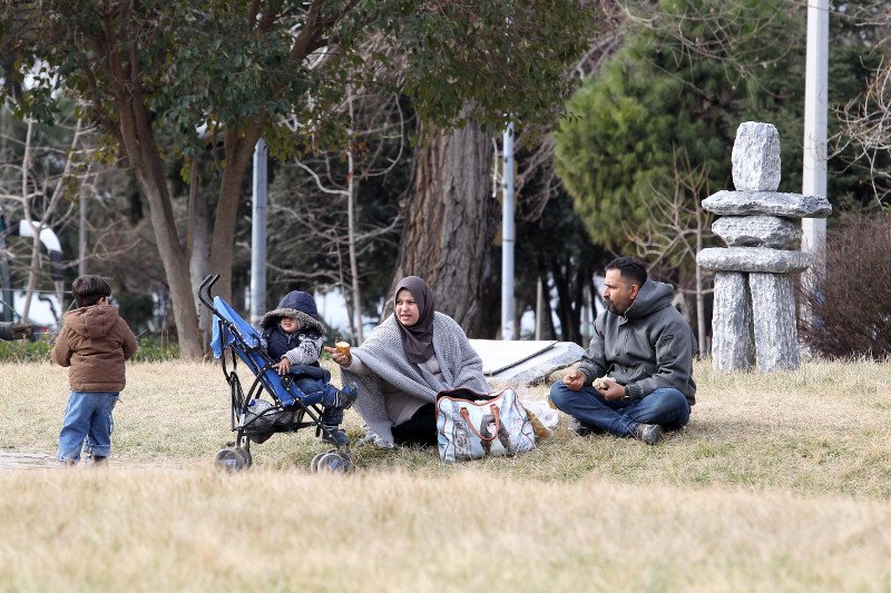 Πρόσφυγες στο Αρχαιολογικό Μουσείο -Απομακρύνθηκαν από τον καταυλισμό λόγω της βόμβας στο Κορδελιό [εικόνες] | iefimerida.gr 5