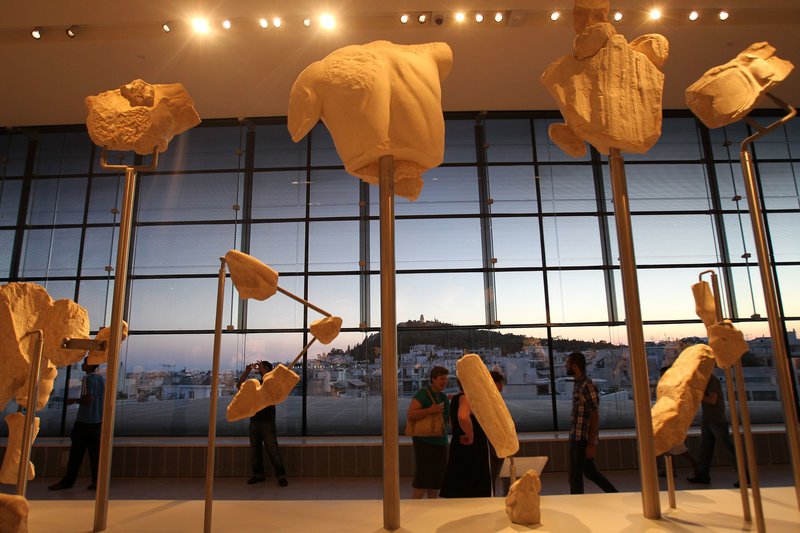 ο Μουσείο της Ακρόπολης στην Αθήνα είναι ένα αρχιτεκτονικό θαύμα που δικαίως έχει αποσπάσει τόσες διακρίσεις