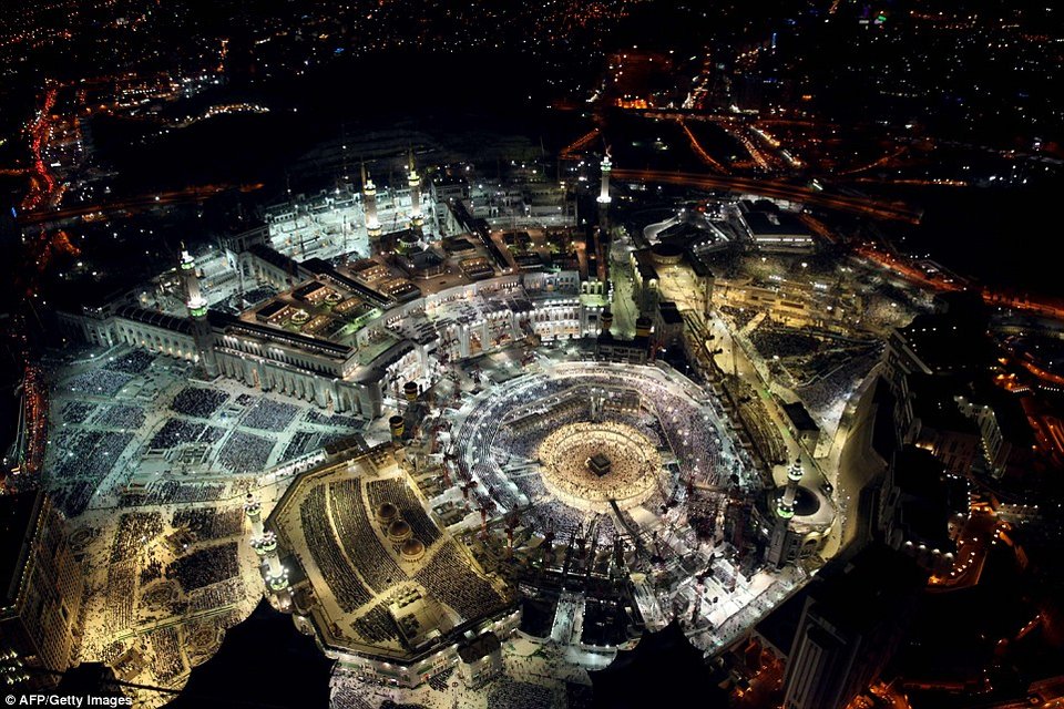 Ο πνιγμός του μικρού Αϊλάν και το φουστάνι της Ριάνα -Οι δυο όψεις του κόσμου το 2015 [εικόνες] | iefimerida.gr 31