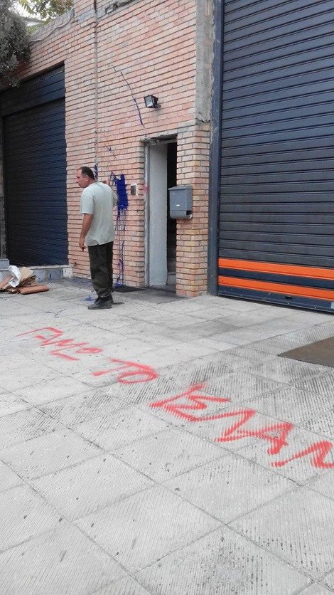 Ρατσιστική επίθεση με γουρουνοκεφαλή και ύβρεις κατά του Ισλάμ στο Μοσχάτο [εικόνες] | iefimerida.gr 0