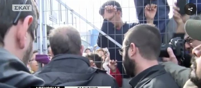 Ενταση στον καταυλισμό του Ελληνικού ανάμεσα σε πρόσφυγες και αστυνομία παρουσία Μουζάλα | iefimerida.gr 4