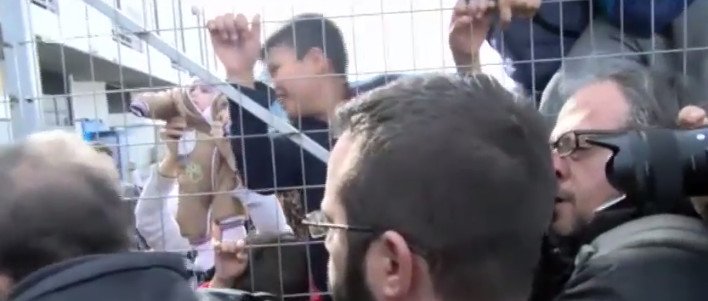 Ενταση στον καταυλισμό του Ελληνικού ανάμεσα σε πρόσφυγες και αστυνομία παρουσία Μουζάλα | iefimerida.gr 5