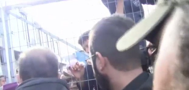 Ενταση στον καταυλισμό του Ελληνικού ανάμεσα σε πρόσφυγες και αστυνομία παρουσία Μουζάλα | iefimerida.gr 6
