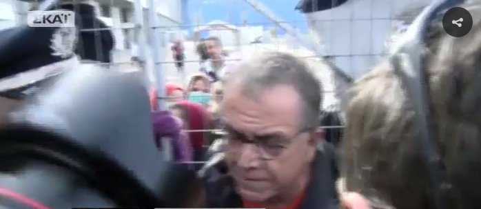 Ενταση στον καταυλισμό του Ελληνικού ανάμεσα σε πρόσφυγες και αστυνομία παρουσία Μουζάλα | iefimerida.gr 8
