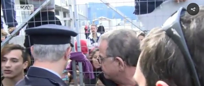Ενταση στον καταυλισμό του Ελληνικού ανάμεσα σε πρόσφυγες και αστυνομία παρουσία Μουζάλα | iefimerida.gr 9