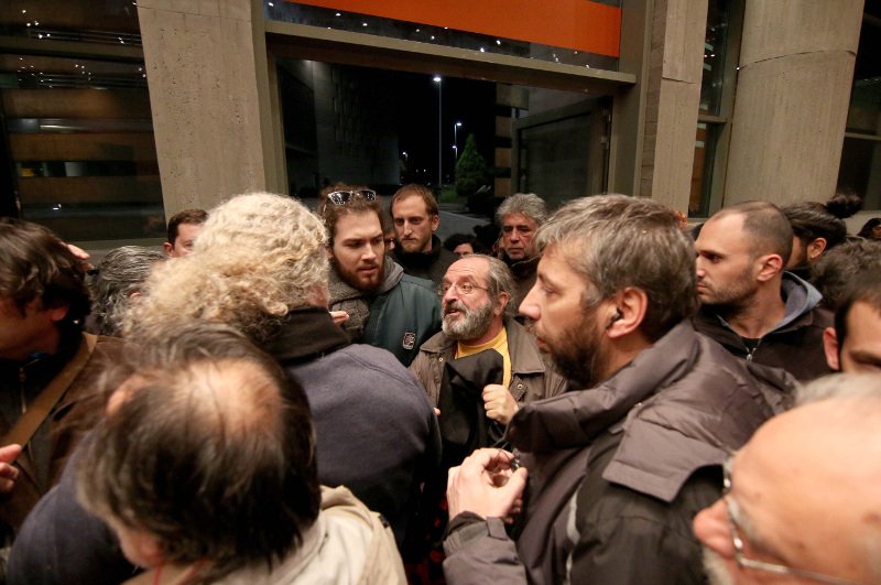 Ενταση σε ομιλία του Μουζάλα -Αναψε τσιγάρο και περίμενε να ησυχάσουν οι συγκεντρωμένοι [εικόνες & βίντεο] | iefimerida.gr 1