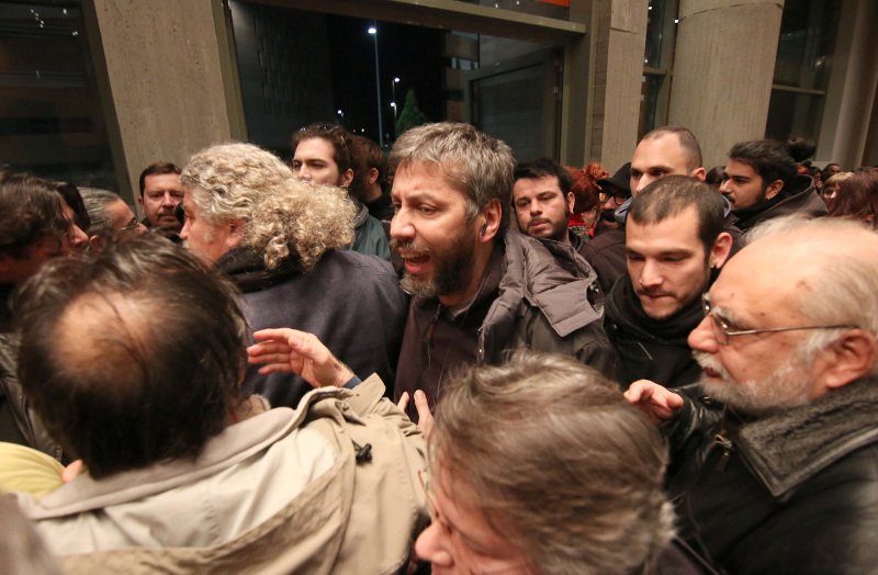 Ενταση σε ομιλία του Μουζάλα -Αναψε τσιγάρο και περίμενε να ησυχάσουν οι συγκεντρωμένοι [εικόνες & βίντεο] | iefimerida.gr 2