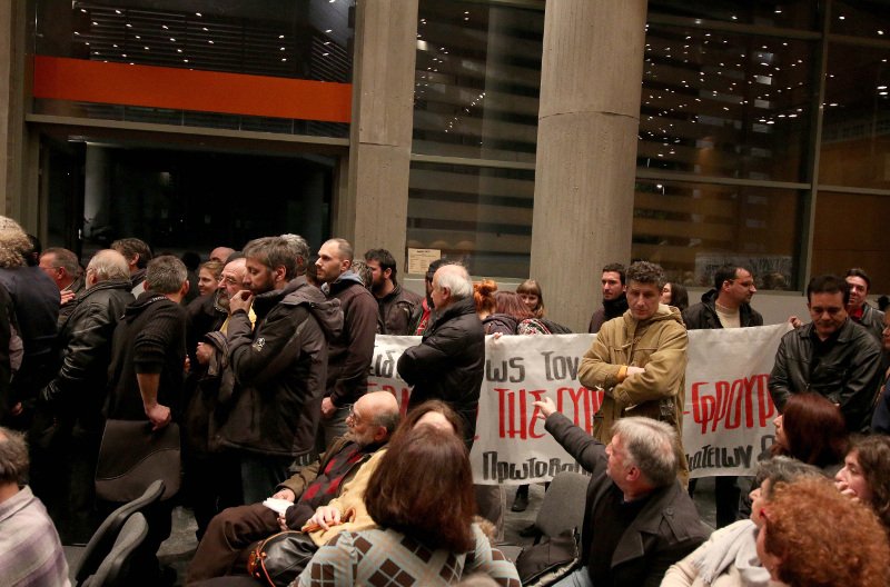 Ενταση σε ομιλία του Μουζάλα -Αναψε τσιγάρο και περίμενε να ησυχάσουν οι συγκεντρωμένοι [εικόνες & βίντεο] | iefimerida.gr 3