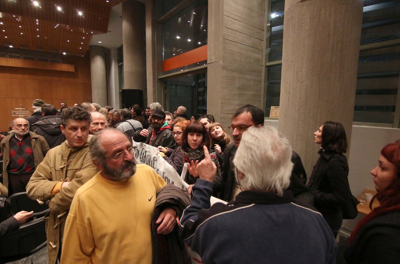 Ενταση σε ομιλία του Μουζάλα -Αναψε τσιγάρο και περίμενε να ησυχάσουν οι συγκεντρωμένοι [εικόνες & βίντεο] | iefimerida.gr 4