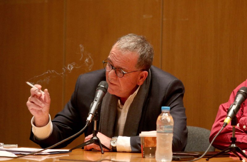 Ενταση σε ομιλία του Μουζάλα -Αναψε τσιγάρο και περίμενε να ησυχάσουν οι συγκεντρωμένοι [εικόνες & βίντεο] | iefimerida.gr 0