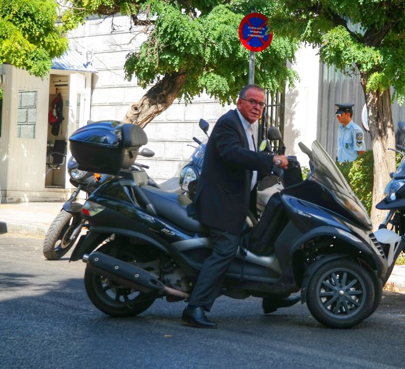 Ο υπουργός που ξέρει από... βέσπα - Πήγε Μαξίμου και Προεδρικό με τρίκυκλο [εικόνες] | iefimerida.gr 0