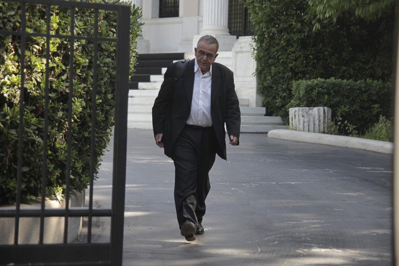 Ο υπουργός που ξέρει από... βέσπα - Πήγε Μαξίμου και Προεδρικό με τρίκυκλο [εικόνες] | iefimerida.gr 2