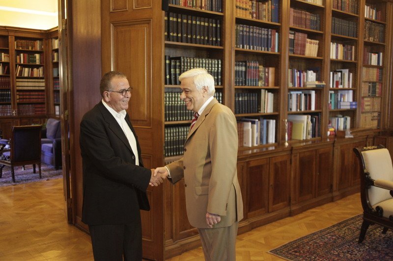 Ο υπουργός που ξέρει από... βέσπα - Πήγε Μαξίμου και Προεδρικό με τρίκυκλο [εικόνες] | iefimerida.gr 1