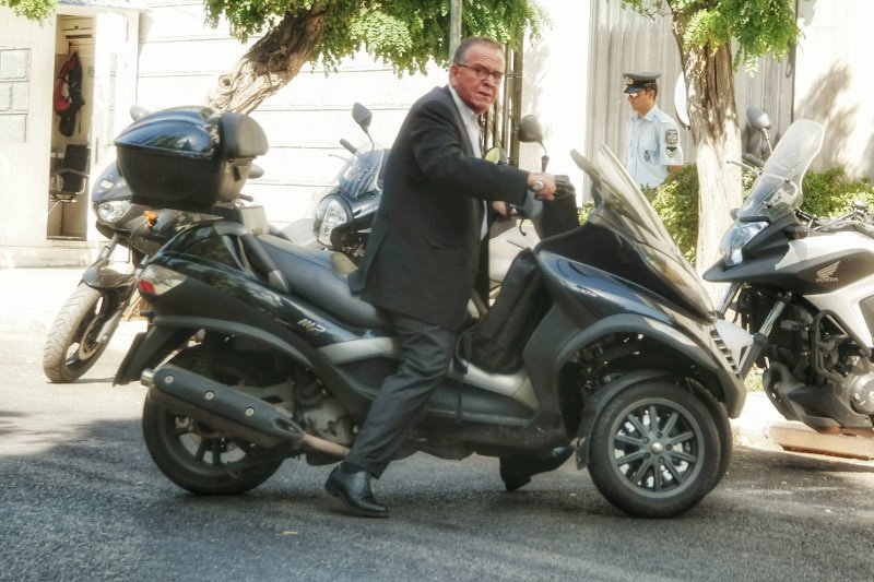 Ο υπουργός που ξέρει από... βέσπα - Πήγε Μαξίμου και Προεδρικό με τρίκυκλο [εικόνες] | iefimerida.gr 3