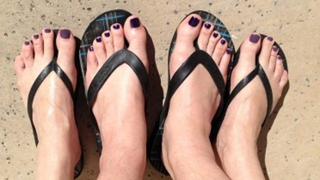 Η καμπάνια του μοβ πεντικιούρ -Γιατί το διαδίκτυο γεμίζει με δεκάδες φωτογραφίες βαμμένων νυχιών [εικόνες] | iefimerida.gr 0