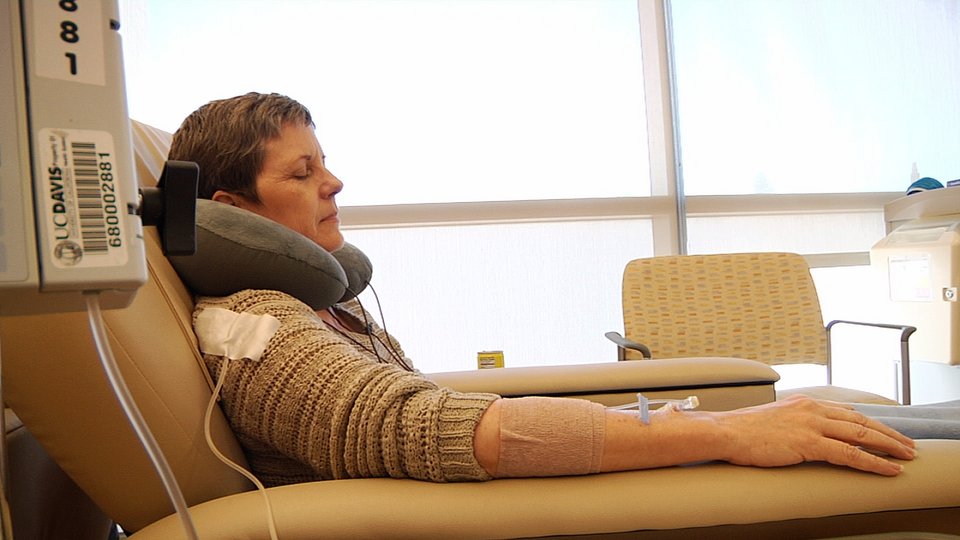 Η καμπάνια του μοβ πεντικιούρ -Γιατί το διαδίκτυο γεμίζει με δεκάδες φωτογραφίες βαμμένων νυχιών [εικόνες] | iefimerida.gr 4