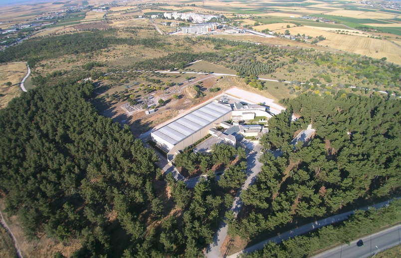 Το Μουσείο βρίσκεται σε μία καταπράσινη έκταση 54 στρεμμάτων 