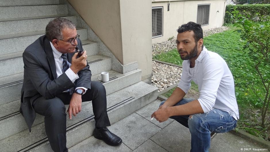 Οι απεγνωσμένες προσπάθειες του Γιάννη Μουζάλα να κόψει το τσιγάρο [εικόνα] | iefimerida.gr 0