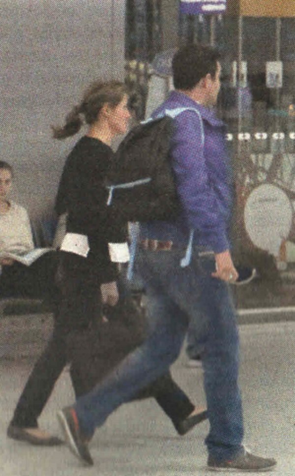 Η Περιστέρα με σωματοφύλακα στην Κοζάνη για το πρώτο μάθημα στο Πανεπιστήμιο [εικόνες] | iefimerida.gr 0