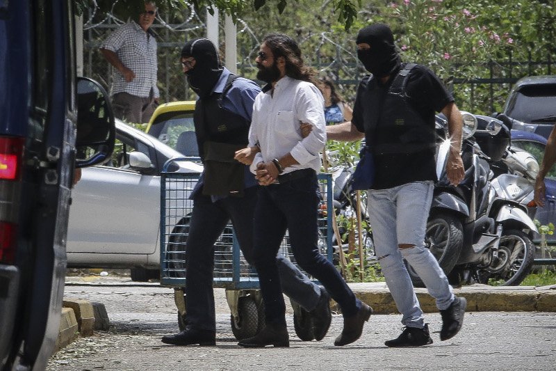 Στον ανακριτή ο Μπαρμπαρούσης -Αντιμέτωπος με κάθειρξη 20 ετών [εικόνες & βίντεο] | iefimerida.gr 0