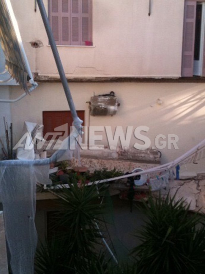 Μπαλκόνι 2ου οροφου έπεσε και καταπλάκωσε γυναίκα στη Ν. Φιλαδέλφεια [εικόνες] | iefimerida.gr 4